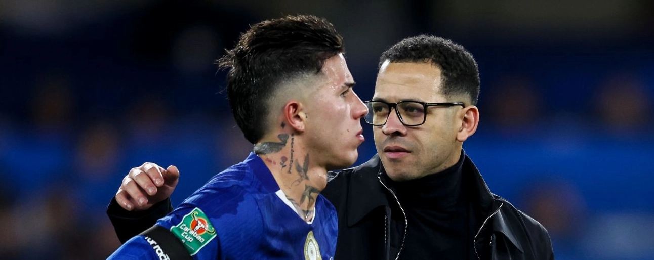 Huấn luyện viên Liam Rosenior trò chuyện cùng tiền vệ Enzo Fernandez của Chelsea trên sân tập