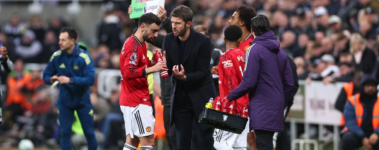 Huấn luyện viên Michael Carrick của Man United trò chuyện với Bruno Fernandes trong trận đấu Premier League gặp Aston Villa