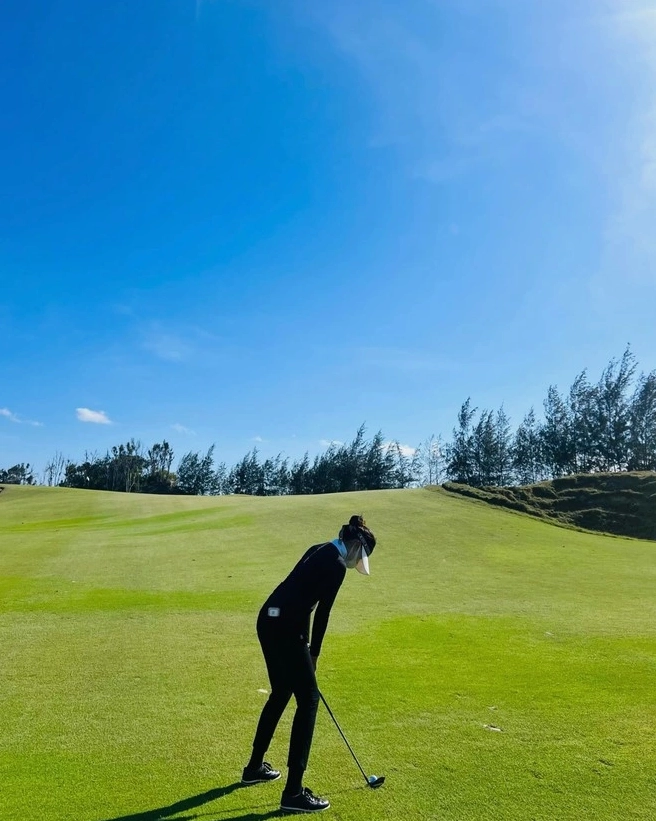 Huyền My khoe dáng chuẩn trên sân golf xanh mướt