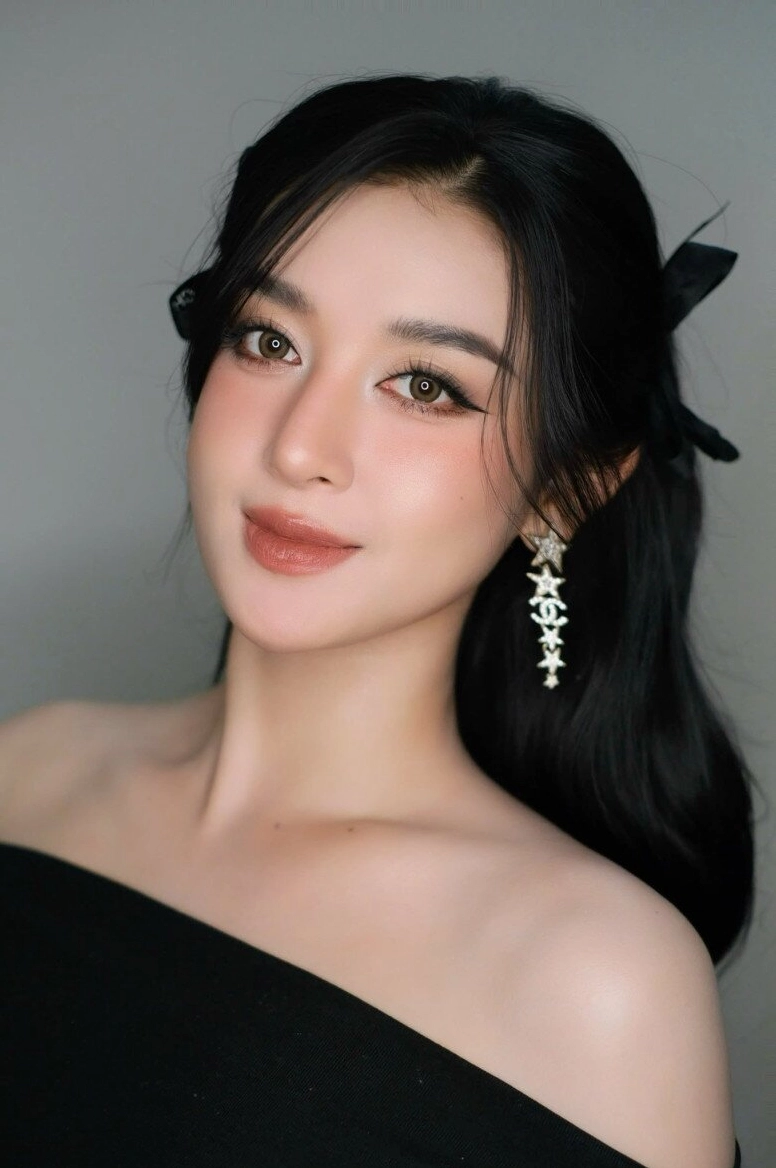 Huyền My khoe gu thời trang dát hàng hiệu cực kỳ sang chảnh