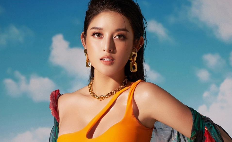 Huyền My nổi bật với làn da rám nắng và bộ áo tắm màu cam rực rỡ