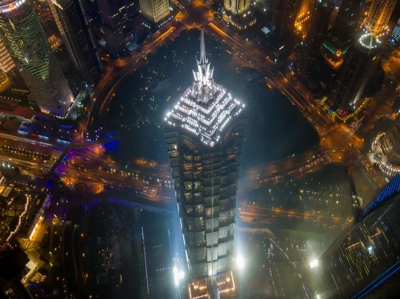 Jin Mao Tower rực sáng giữa đêm đen