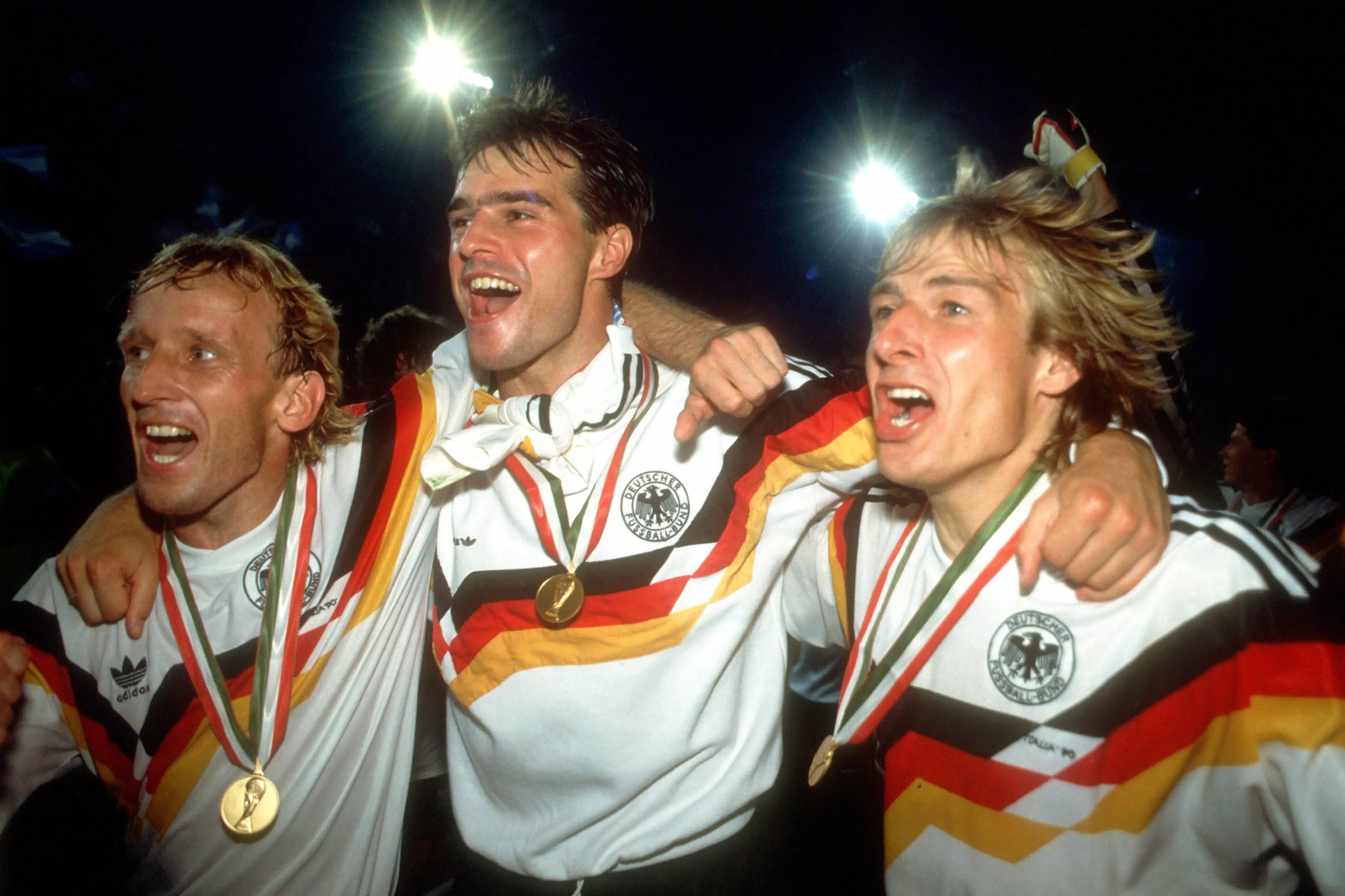 Jürgen Klinsmann ăn mừng bàn thắng với nụ cười ngạo nghễ thường thấy