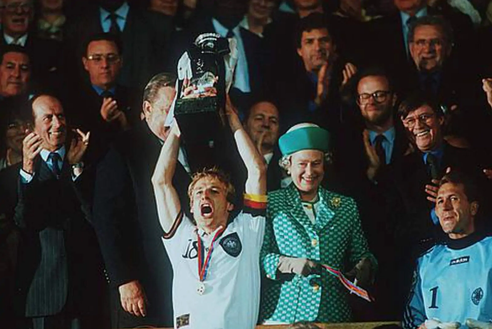 Jürgen Klinsmann trong màu áo đội tuyển quốc gia với ánh mắt sắc lẹm