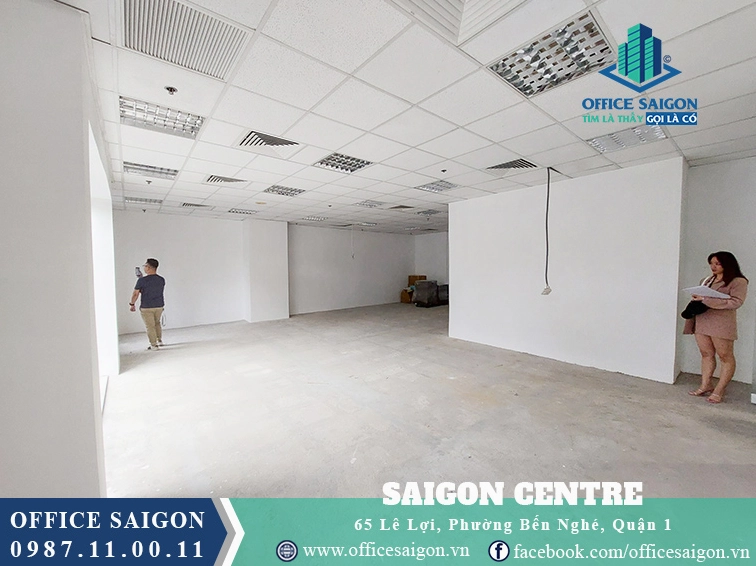 Khách hàng đang tham quan và ngắm nhìn view từ sàn văn phòng