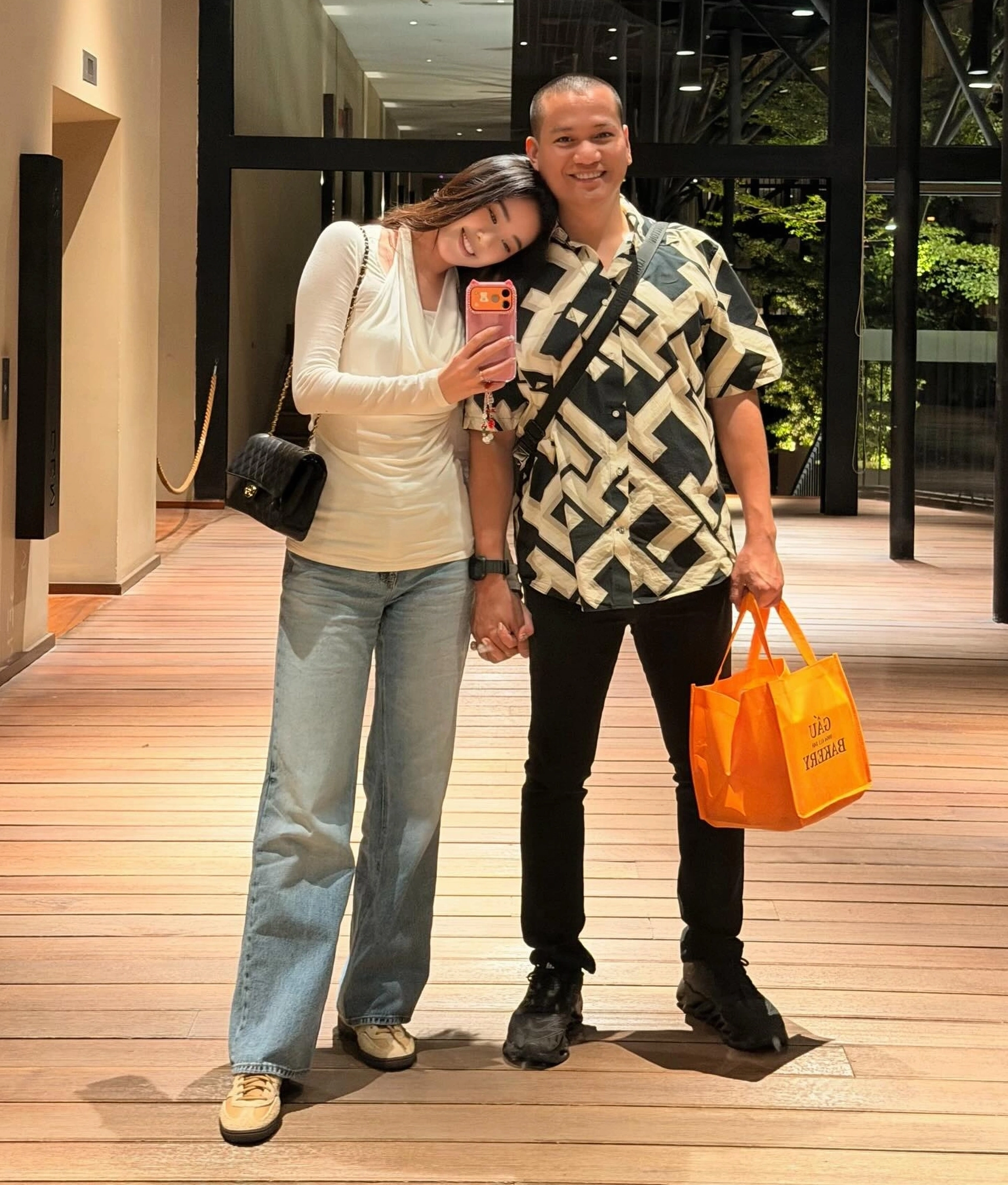 Khánh Vân rạng rỡ và hạnh phúc bên người bạn đời