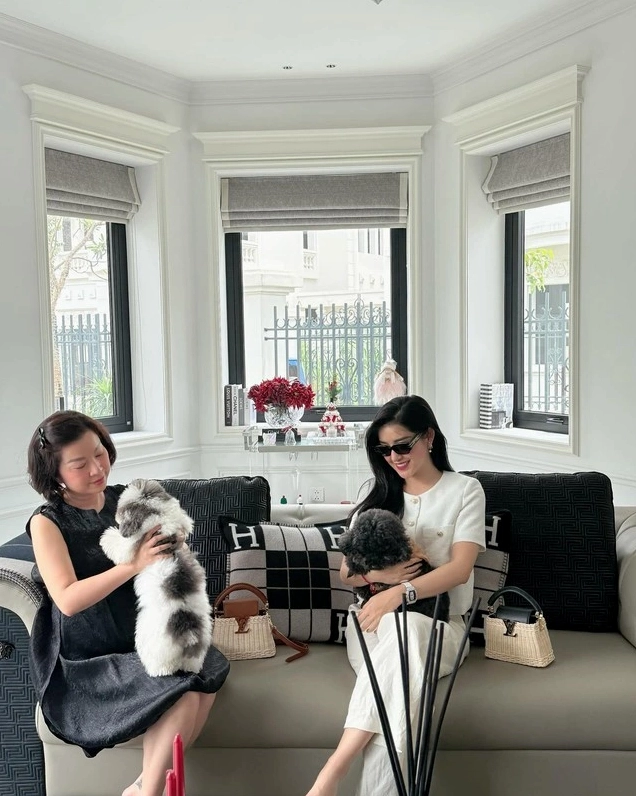 Khí chất sang trọng toát lên ngay cả khi tham gia hoạt động ngoài trời