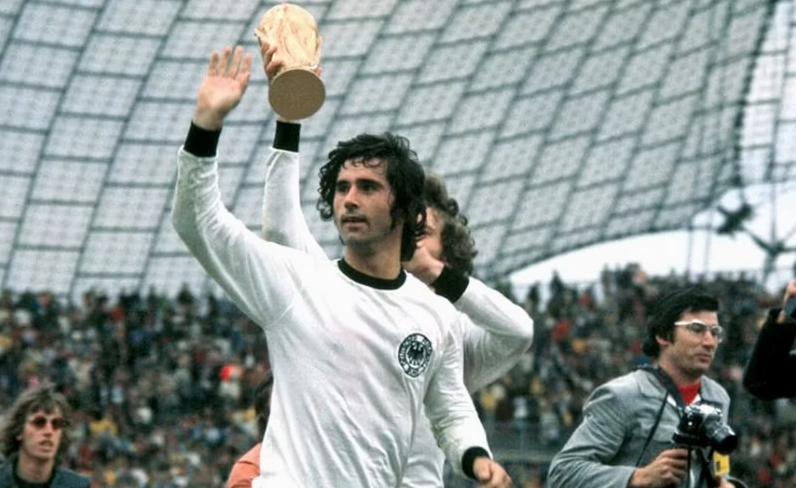 Khoảnh khắc ăn mừng cuồng nhiệt của huyền thoại Gerd Müller