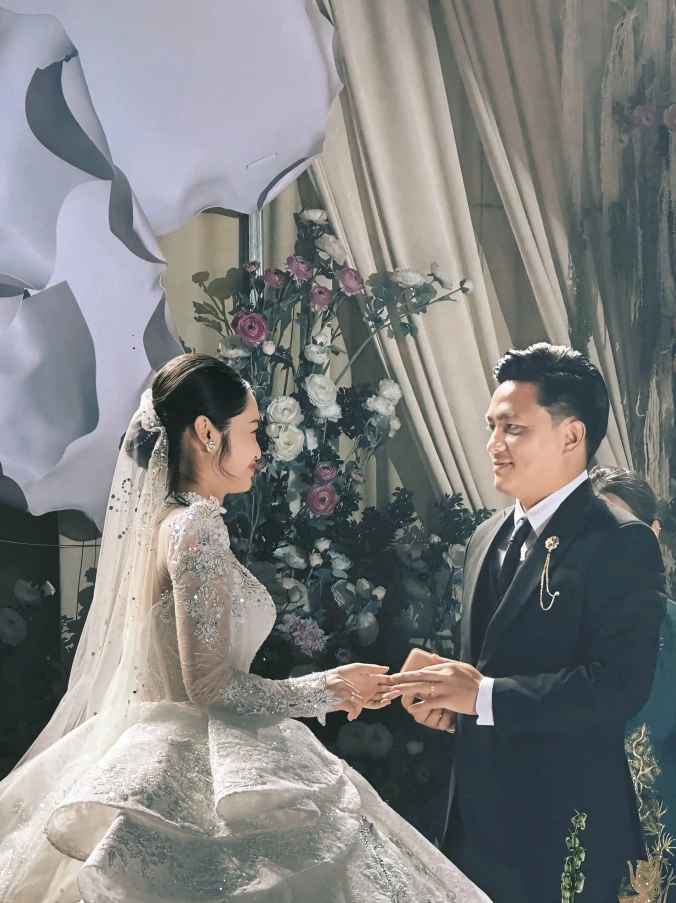 Khoảnh khắc cô dâu Nông Thúy Hằng và chú rể trao nhẫn cưới