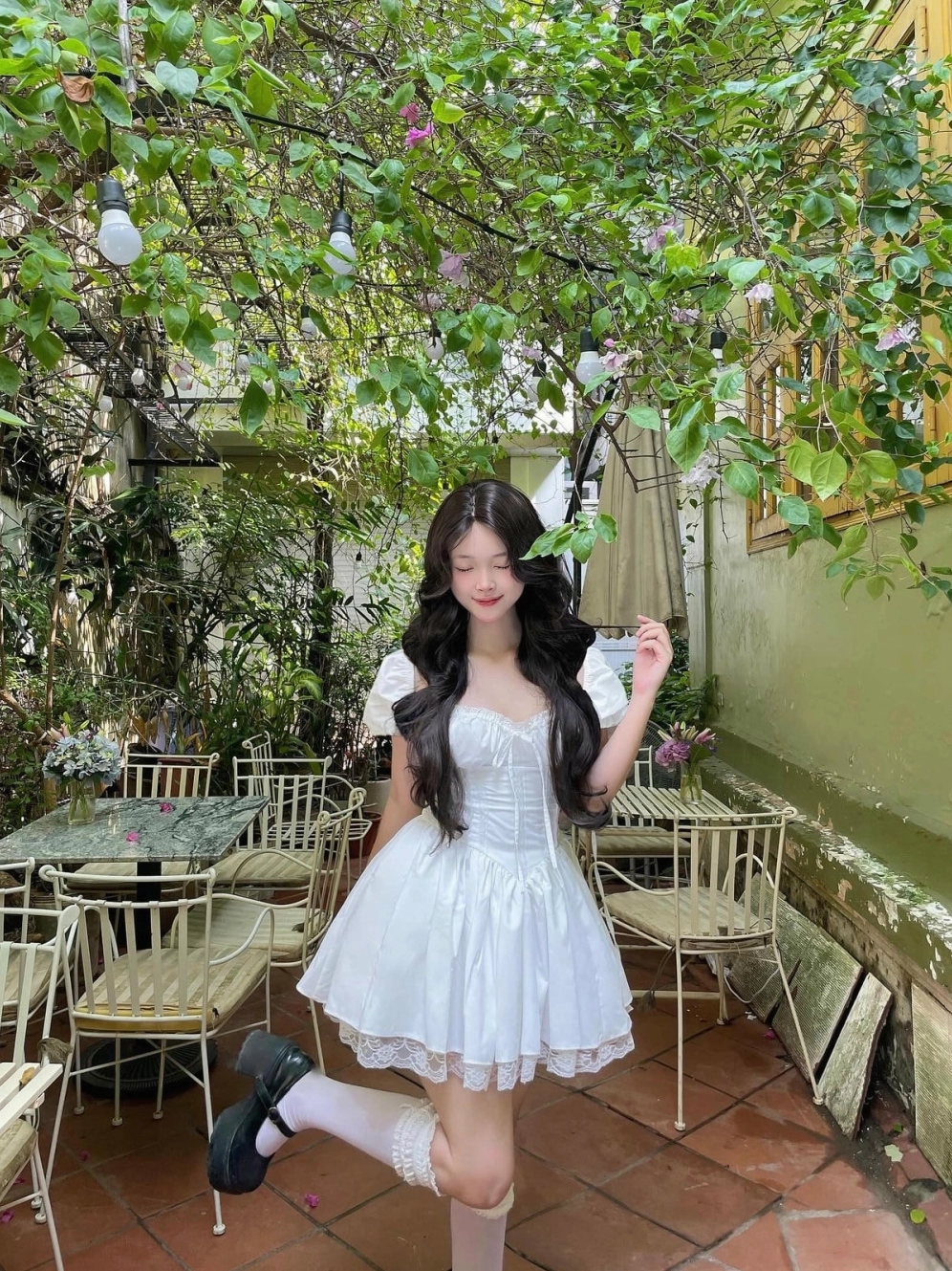 Khoảnh khắc cô gái cười tự nhiên và vô cùng rạng rỡ