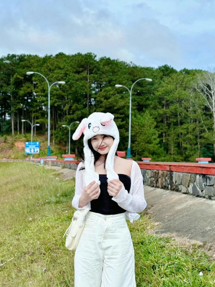 Khoảnh khắc cực kỳ đáng yêu khi cô gái mỉm cười tươi tắn trước ống kính