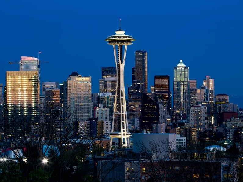 Khoảnh khắc đài quan sát bừng sáng giữa màn đêm