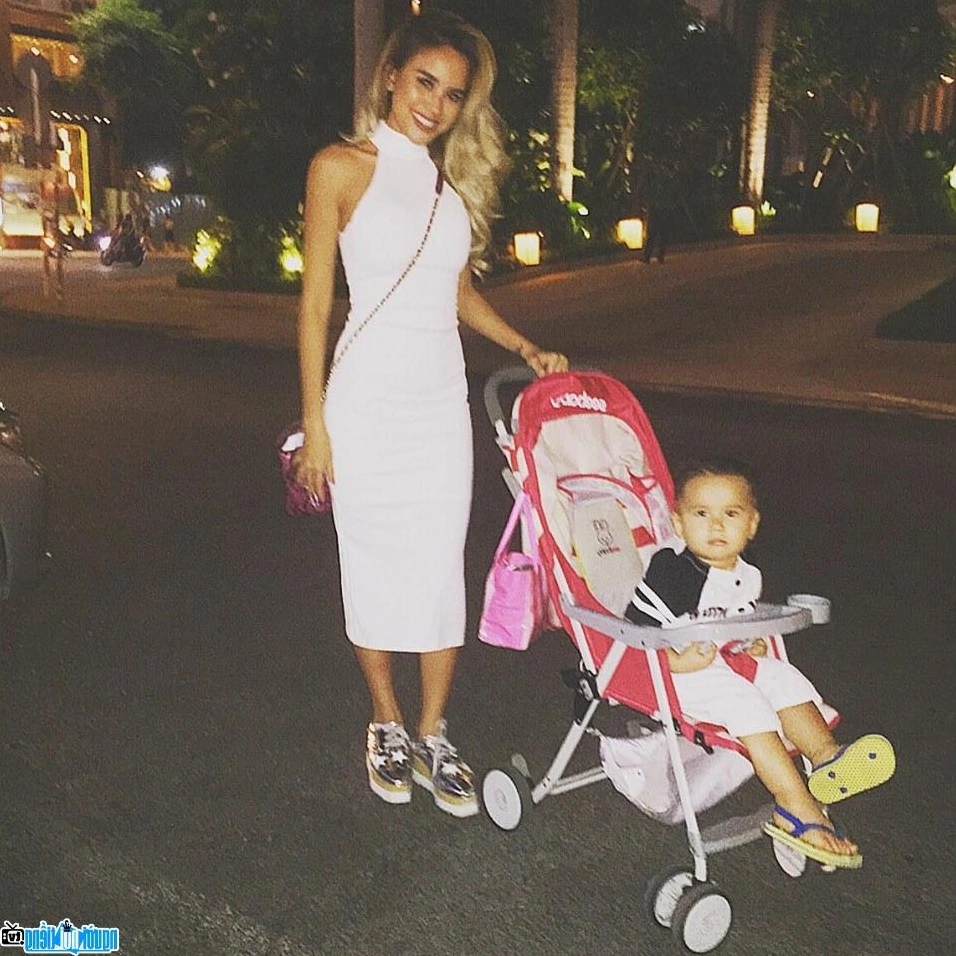 Khoảnh khắc đáng yêu của Myno bên cậu con trai kháu khỉnh