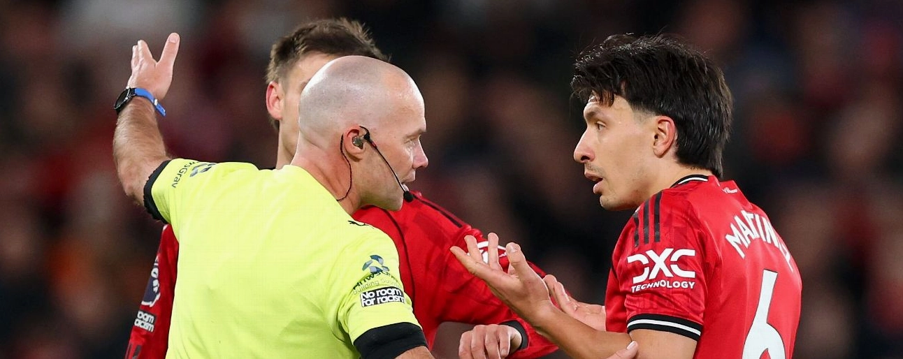 Khoảnh khắc đầy kịch tính trên băng ghế chỉ đạo trong một trận cầu đinh