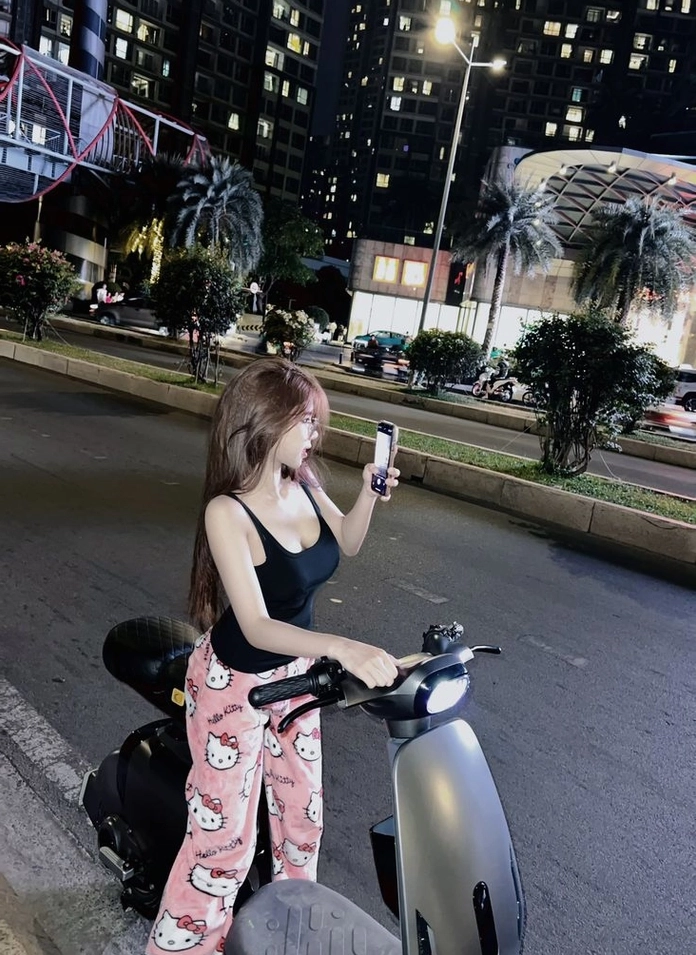 Khoảnh khắc đời thường tự nhiên của cô gái xinh xắn diện đồ ngủ thoải mái thư giãn
