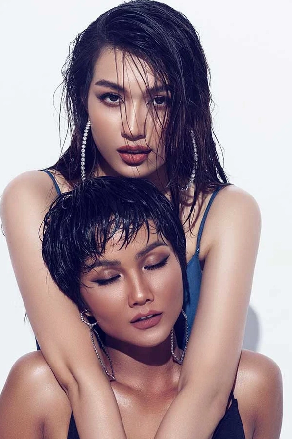 Khoảnh khắc khoe lưng trần nuột nà