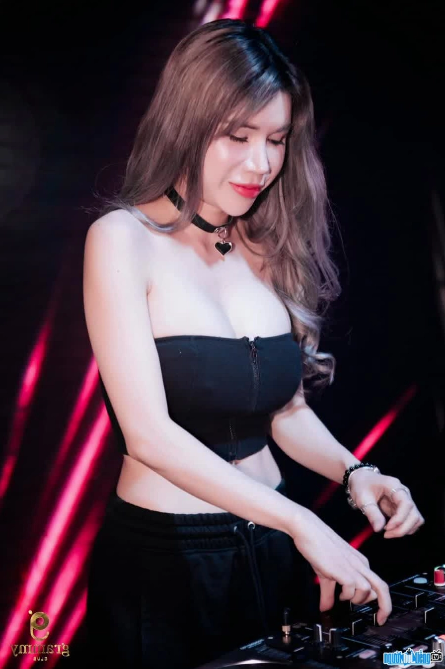 Khoảnh khắc nữ nghệ sĩ đang say sưa mix nhạc trên bàn DJ