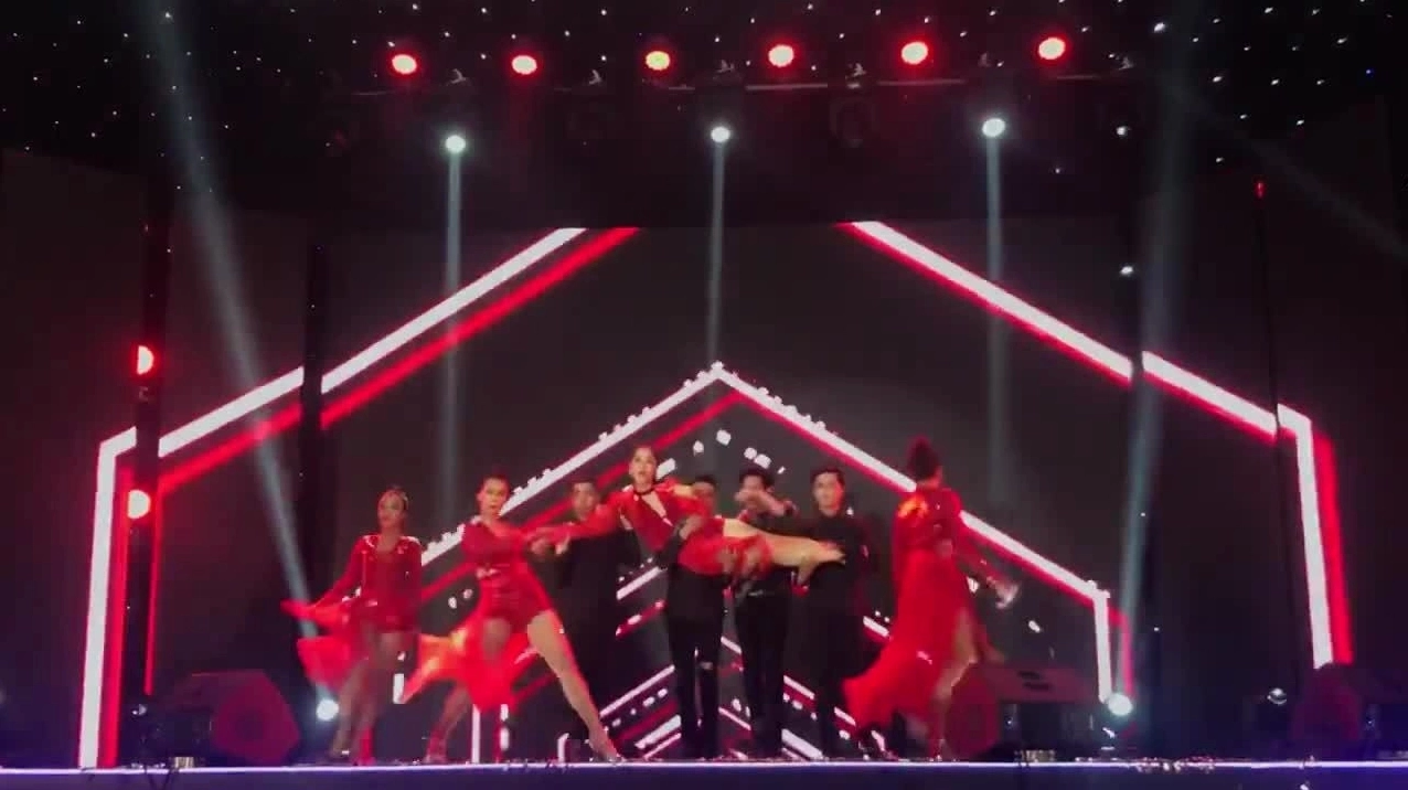 Khoảnh khắc thể hiện vũ đạo nóng bỏng và tự tin trên sân khấu