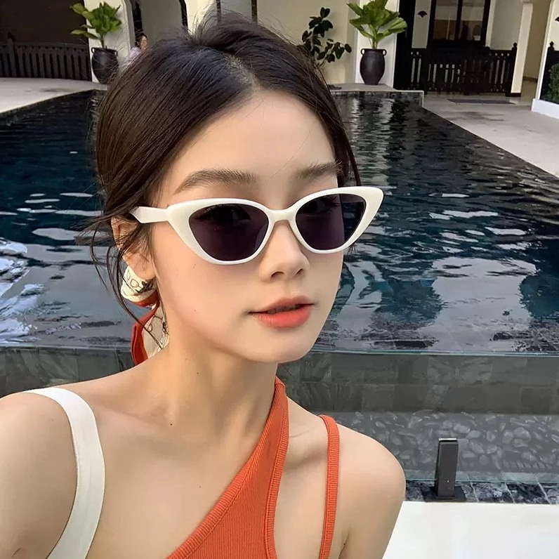 Khoảnh khắc tươi cười tỏa nắng rạng rỡ của bạn gái xinh xắn đeo kính