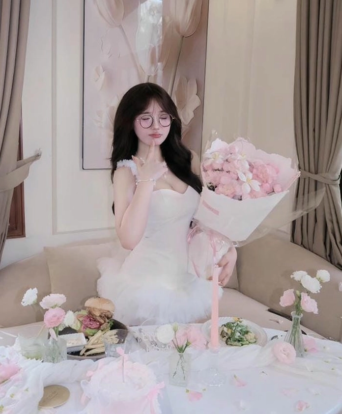 Khoảnh khắc tuyệt đẹp ghi lại sự dễ thương và rạng rỡ của cô gái