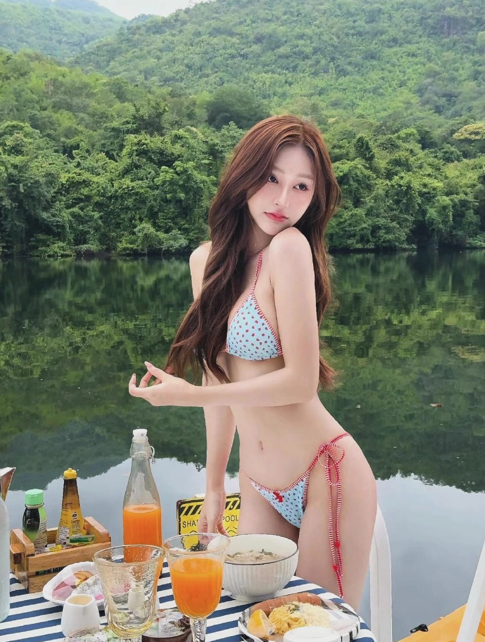 Khoảnh khắc vui đùa tự nhiên cùng sóng biển lãng mạn