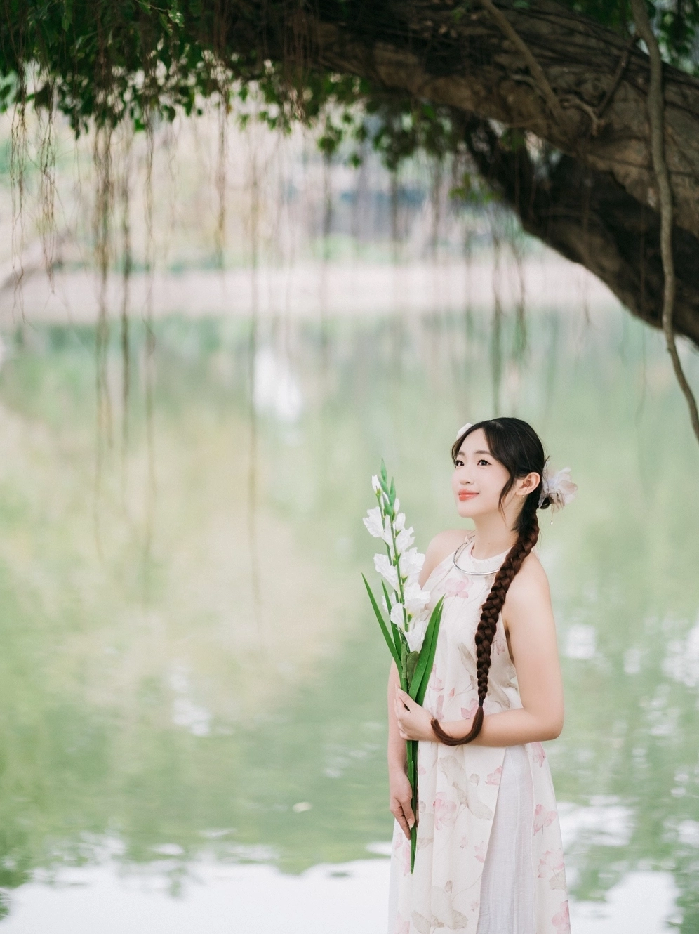 Khoảnh khắc xuất thần của cô gái với mái tóc bay trong gió và nụ cười mỉm