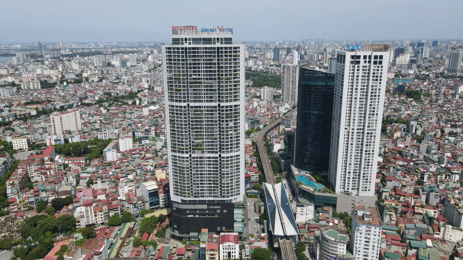 Khối đế nhô ra như một mũi tàu rẽ sóng sương mù