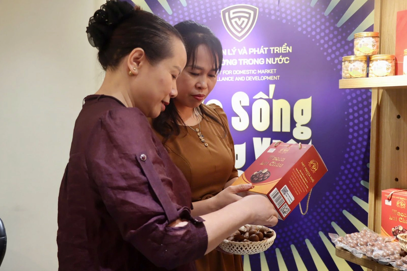 Không gian bên trong khu thương mại rộng lớn và tĩnh mịch