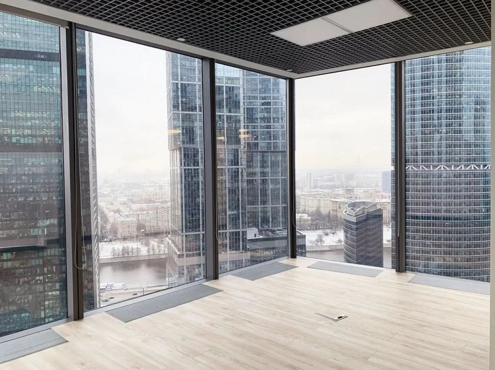 Không gian làm việc tầng 31 nhìn thẳng ra tháp lân cận