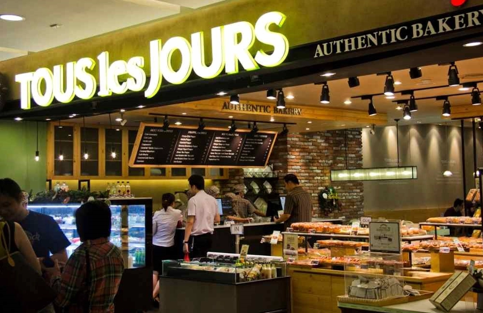 Không gian ngọt ngào nhưng đầy tĩnh lặng tại tiệm bánh TOUS les JOURS