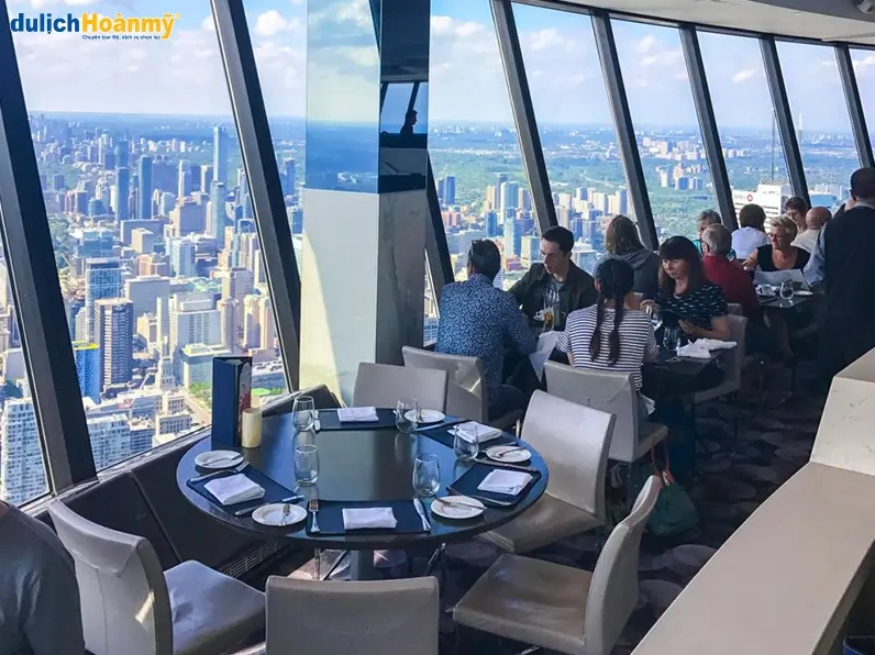 Không gian nhà hàng xoay 360 độ trên đỉnh tháp CN Tower