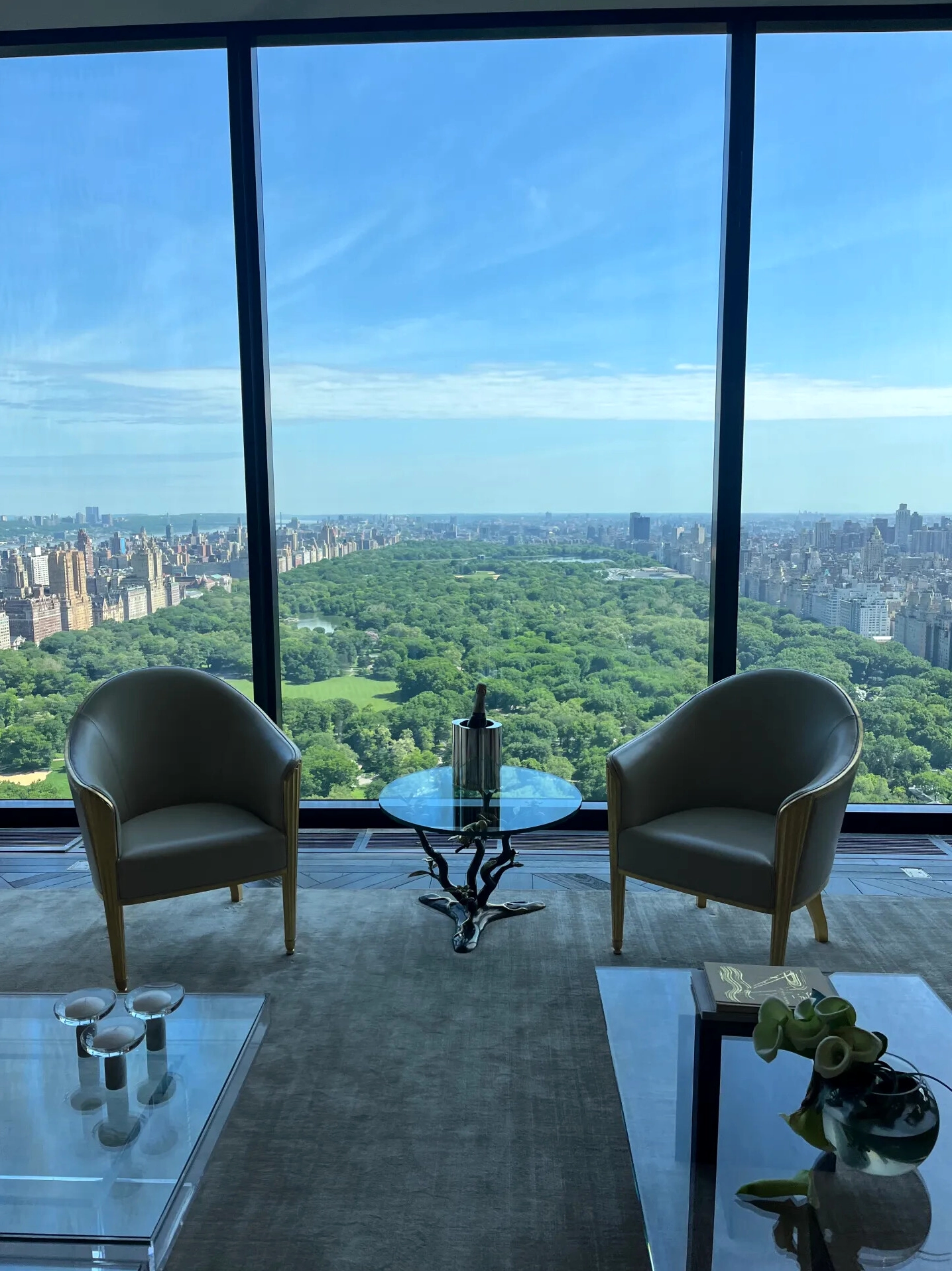 Không gian nội thất xa hoa bên trong tòa nhà chọc trời