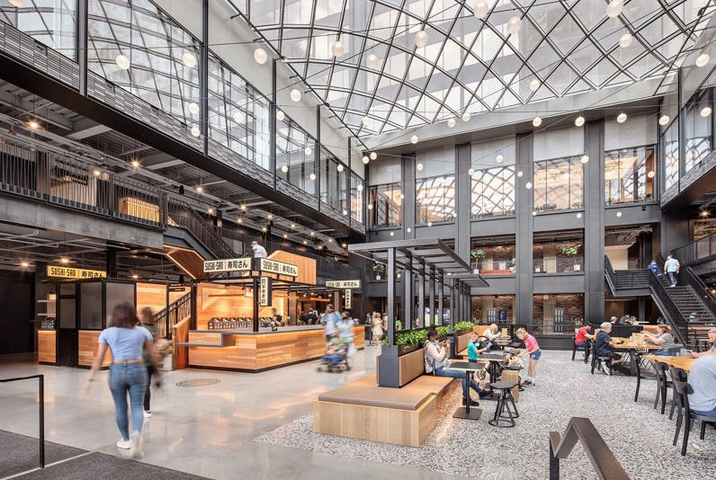 Không gian rộng lớn xung quanh tòa tháp