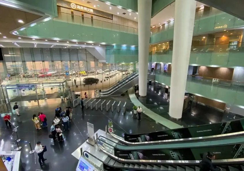 Không gian sang trọng bên trong trung tâm thương mại Icon68 của tháp tài chính bitexco