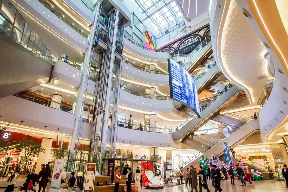 Không gian tráng lệ và sầm uất bên trong trung tâm thương mại tại tòa nhà Lotte World Tower