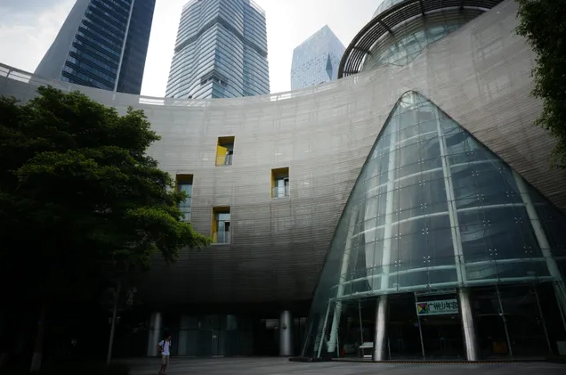 Không gian trống vắng quanh cung thiếu nhi