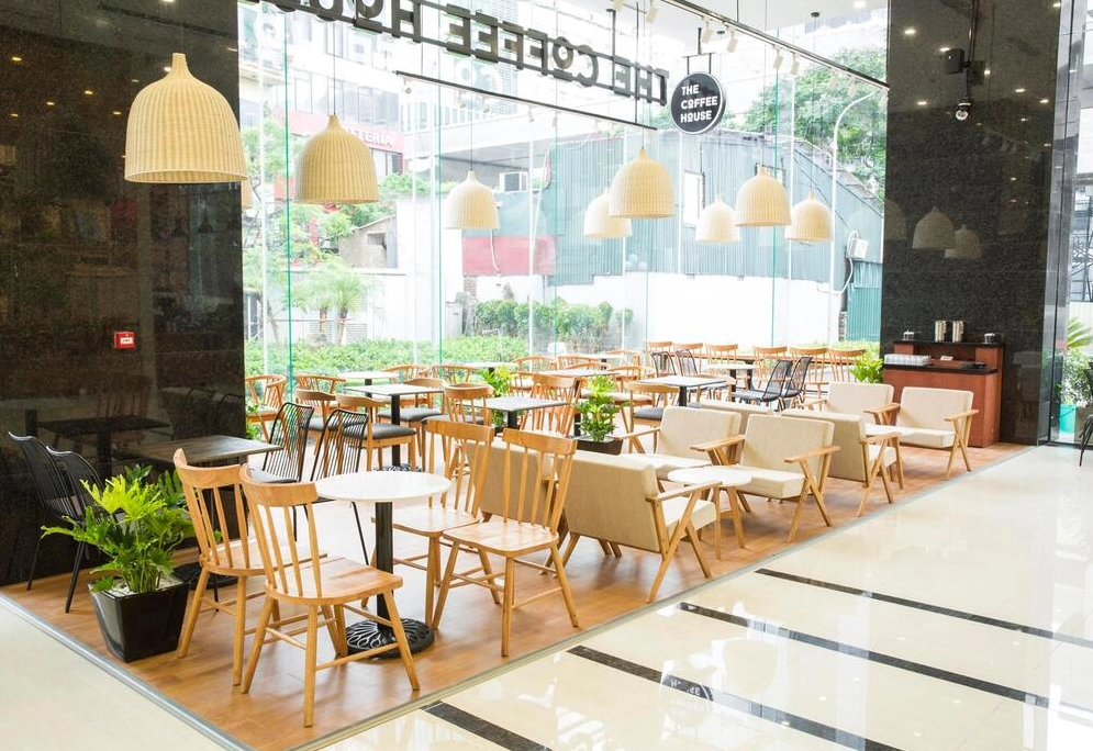 Khu dịch vụ ẩn mình dưới ánh đèn neon kỳ ảo