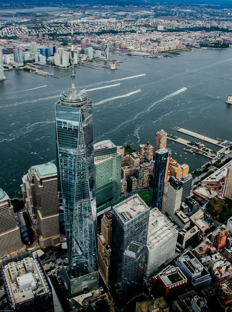 Khu vực đài phun nước tĩnh mịch ban đêm