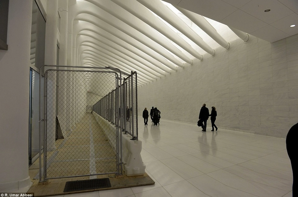 Khu vực đài quan sát với những ô cửa sổ lớn