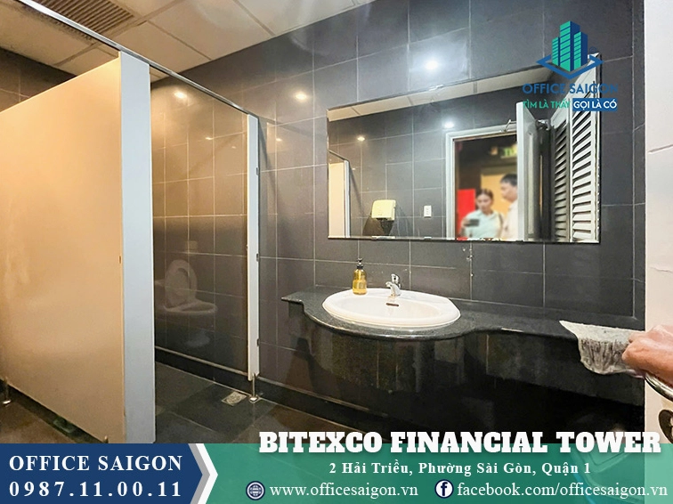 Khu vực nhà vệ sinh được thiết kế sang trọng và sạch sẽ