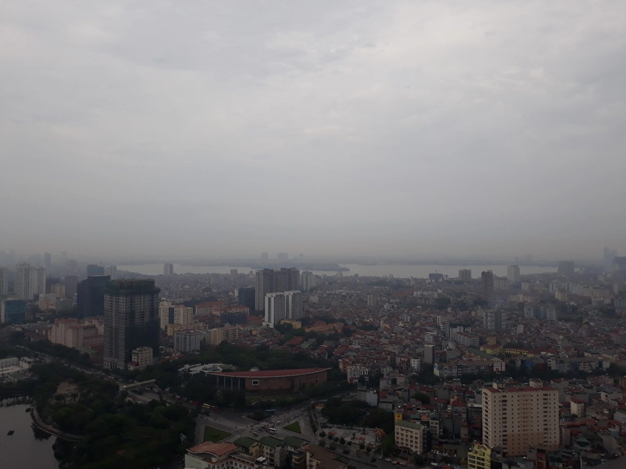 Khu vực sảnh chờ chìm trong ánh sáng mờ ảo