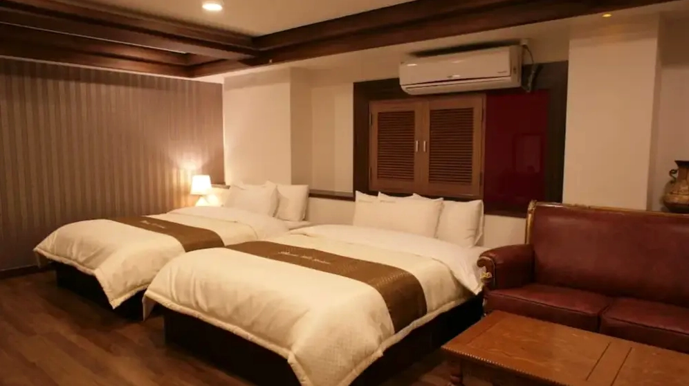 Khu vực sảnh đón khách mang tông màu trầm ấm bí ẩn