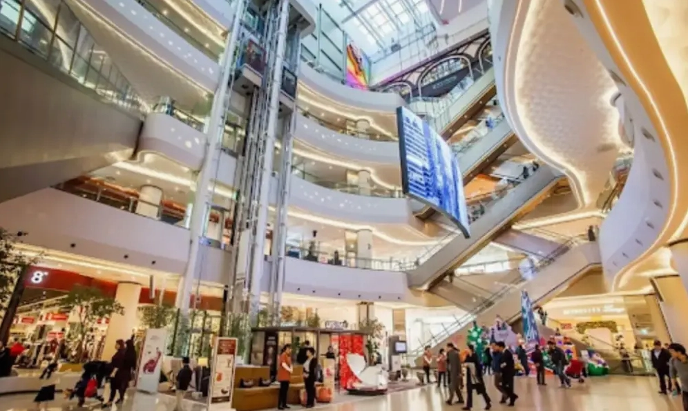 Khu vực trung tâm mua sắm sầm uất tại Lotte Center