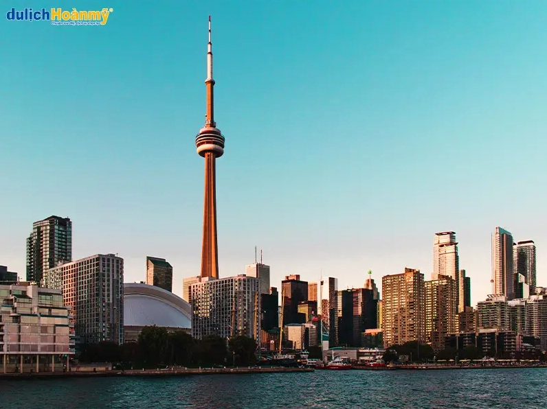 Khung cảnh bao quát cho thấy vẻ đẹp vĩ đại của tháp CN Tower