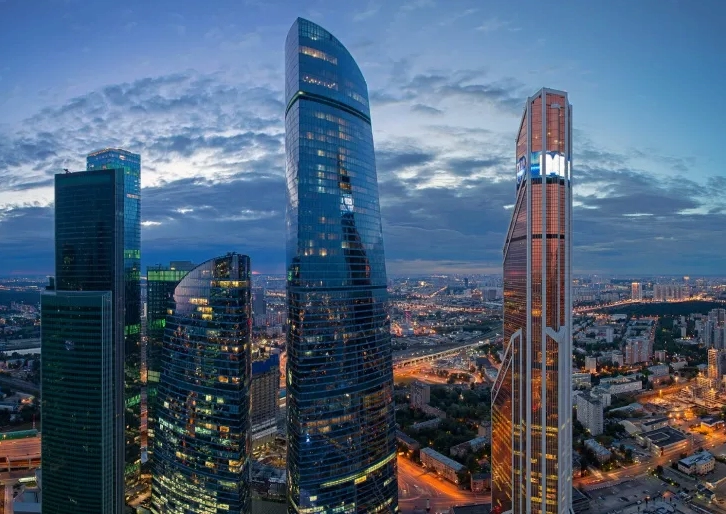 Khung cảnh buổi chiều tà rọi bóng lên tháp liên bang