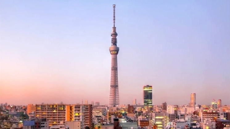 Khung cảnh du khách tấp nập tham quan tháp Tokyo Skytree