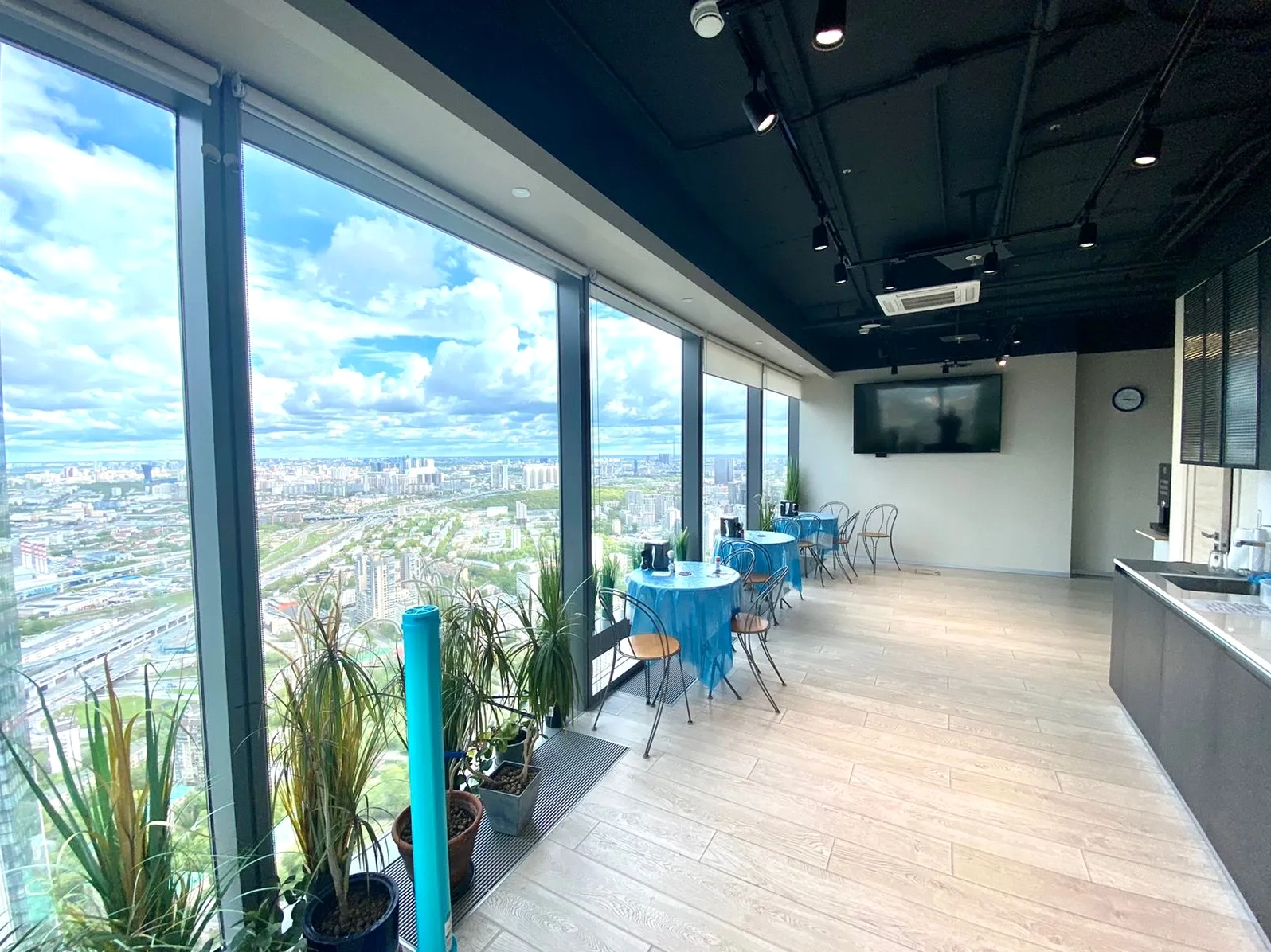 Khung cảnh hoàng hôn nhìn từ văn phòng trên cao