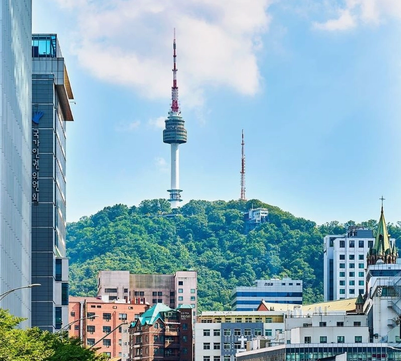 Khung cảnh hoàng hôn rực rỡ phía sau tháp N Seoul Tower