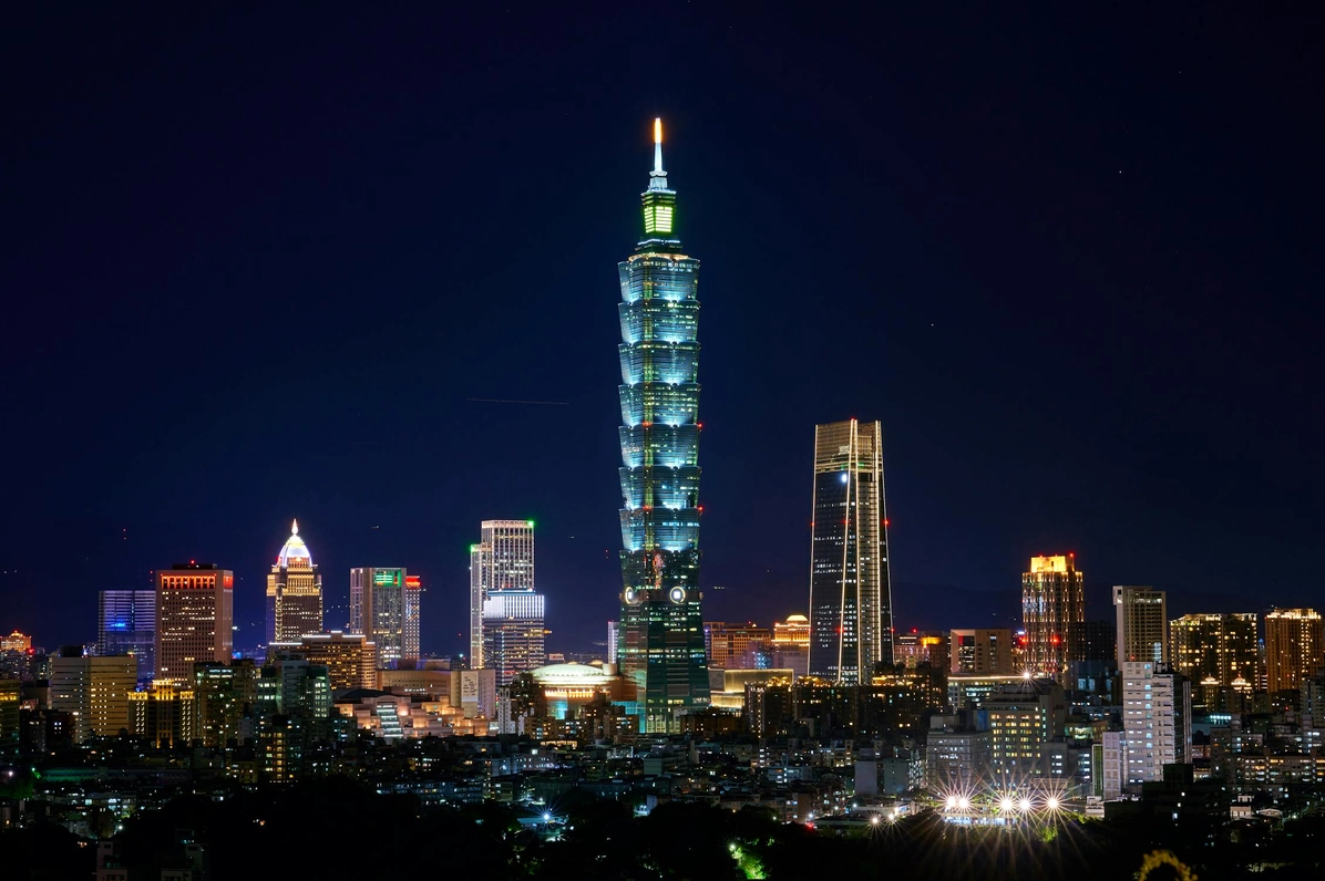 Khung cảnh hùng vĩ của tòa tháp Taipei 101 vươn cao giữa bầu trời xanh thẳm