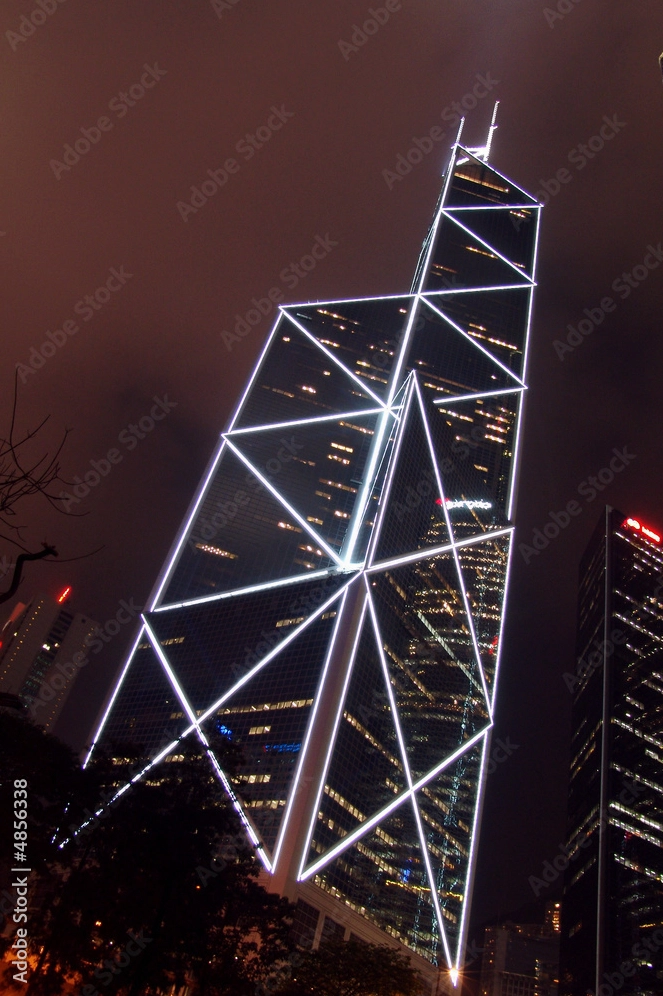 Khung cảnh lung linh huyền ảo của Bank of China Tower trong ánh đèn đêm